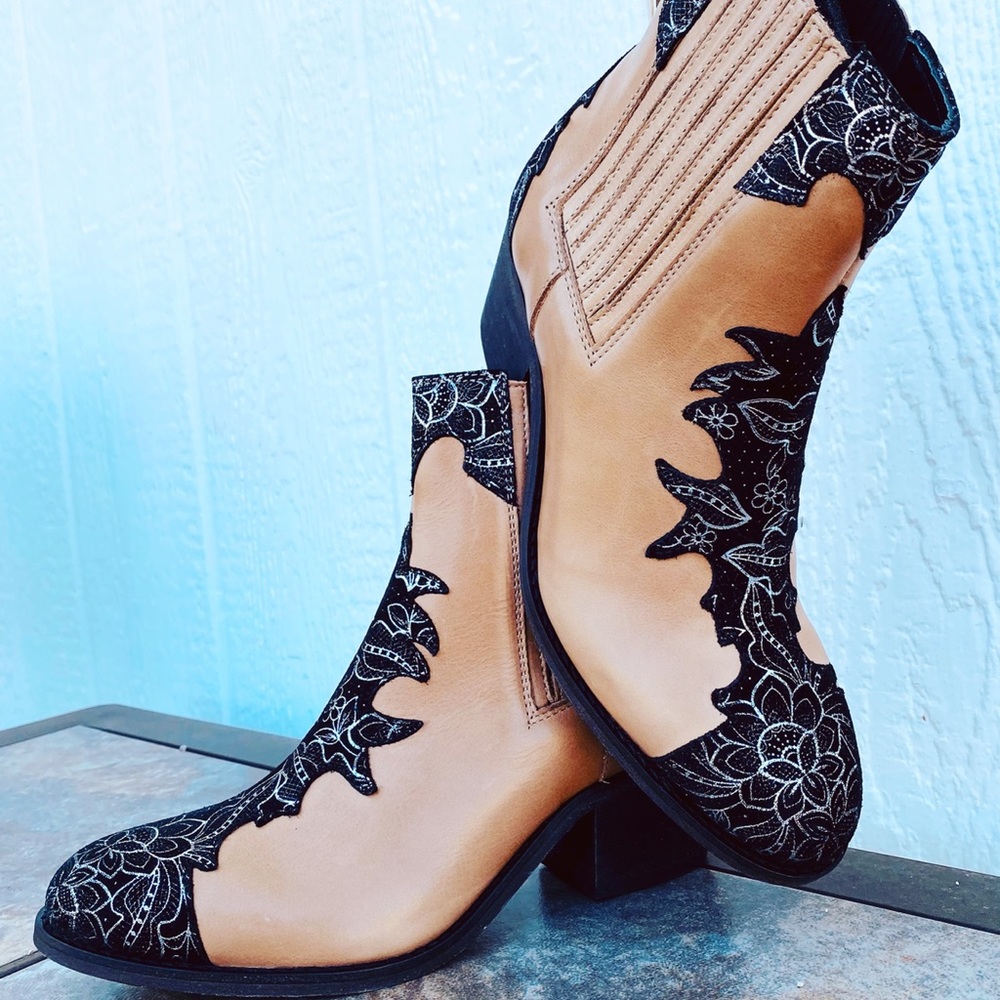 Custom Kingsley short western boot Lydia in 36 1/2 EU. Tan w/ black/silver lace